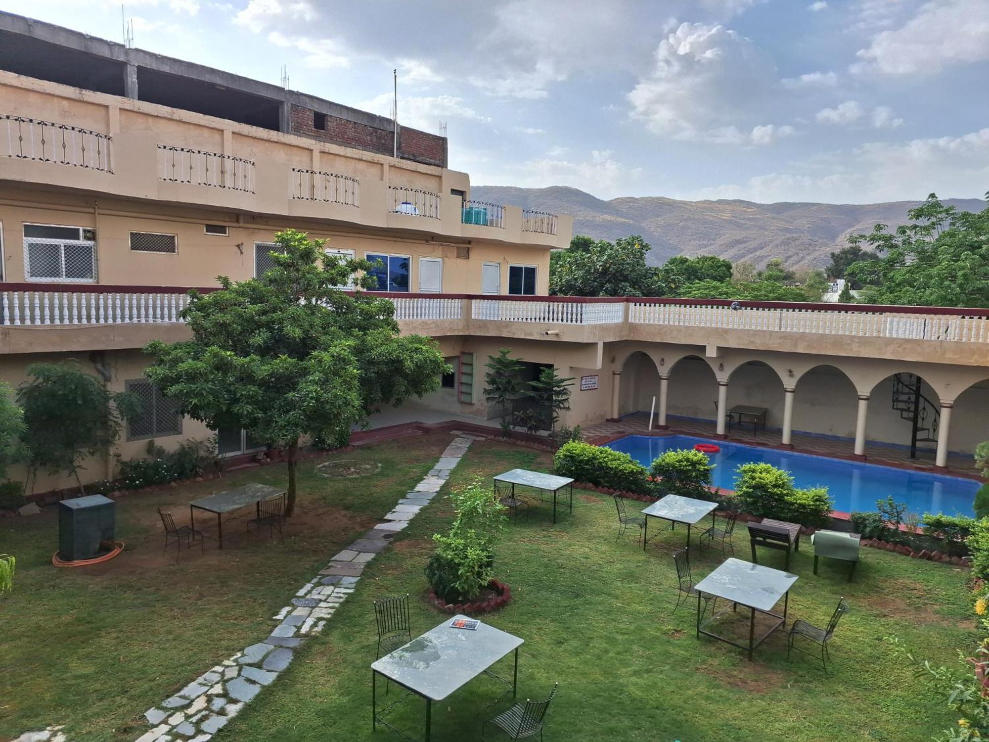 فندق أوم بوشكار المظهر الخارجي الصورة